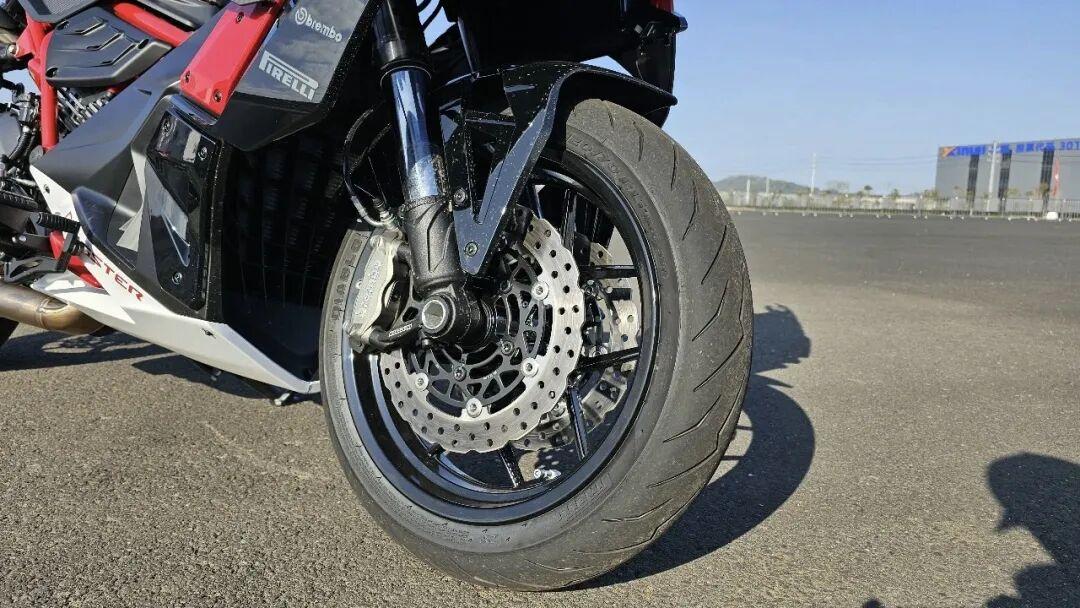 [大陆车讯]49,999元！Dragster 700 Twin实车解读：最牛的踏板，...807|小老婆汽機車資訊網
