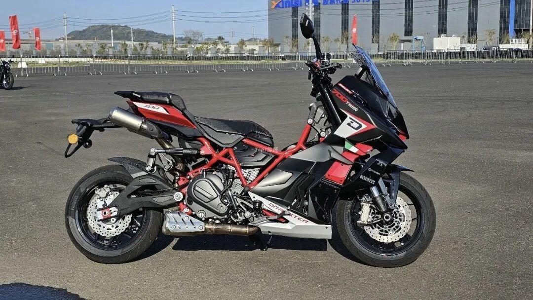 [大陆车讯]49,999元！Dragster 700 Twin实车解读：最牛的踏板，...2433|小老婆汽機車資訊網