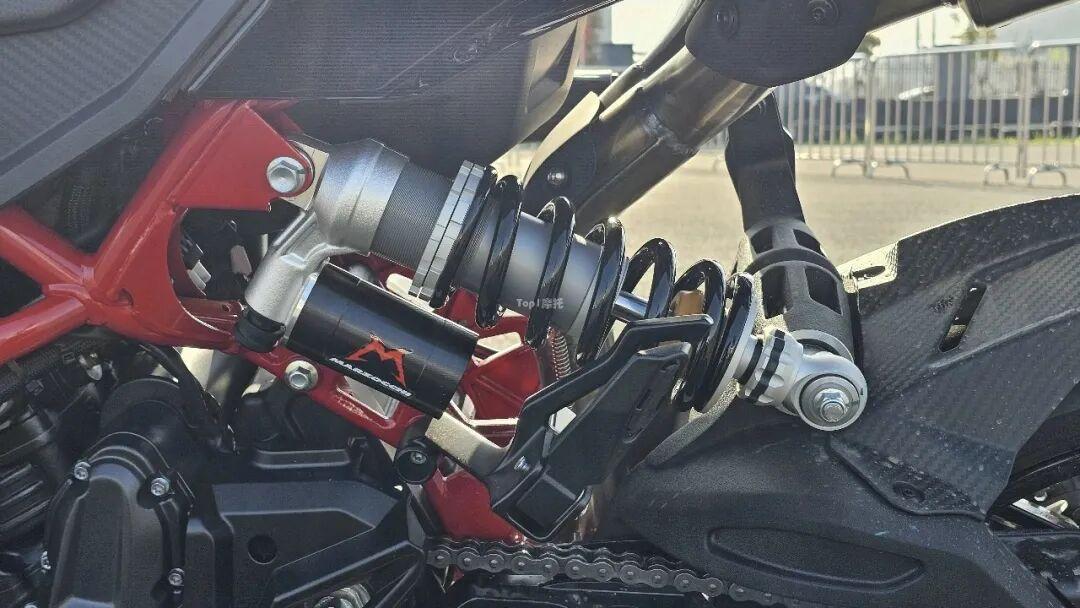 [大陆车讯]49,999元！Dragster 700 Twin实车解读：最牛的踏板，...9510|小老婆汽機車資訊網