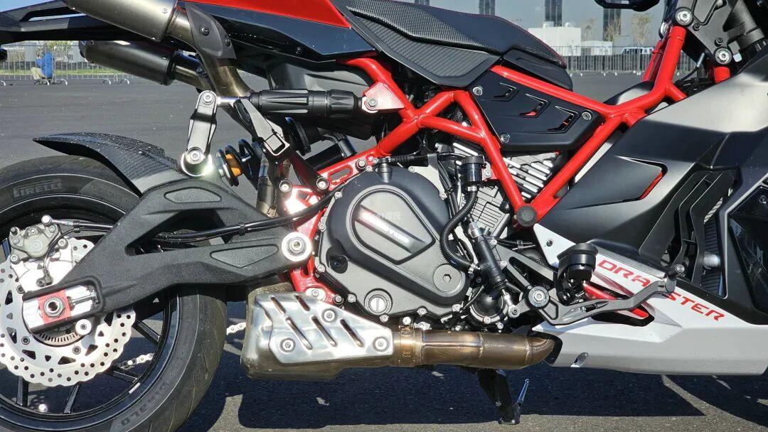 [大陆车讯]49,999元！Dragster 700 Twin实车解读：最牛的踏板，...8275|小老婆汽機車資訊網