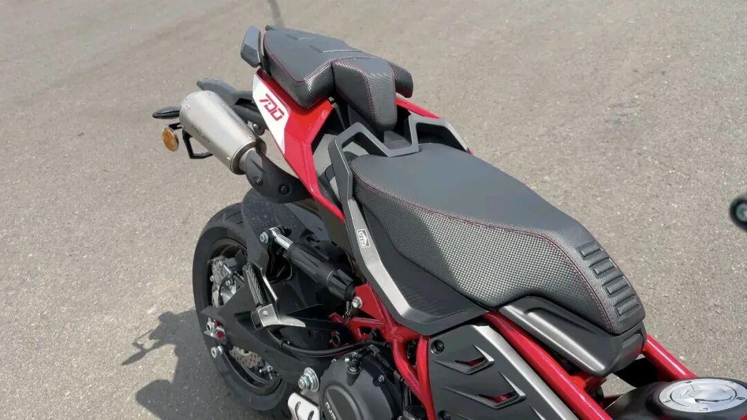 [大陆车讯]49,999元！Dragster 700 Twin实车解读：最牛的踏板，...2225|小老婆汽機車資訊網