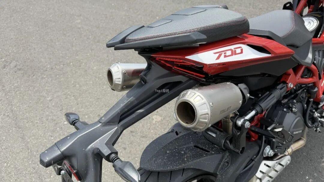 [大陆车讯]49,999元！Dragster 700 Twin实车解读：最牛的踏板，...7937|小老婆汽機車資訊網