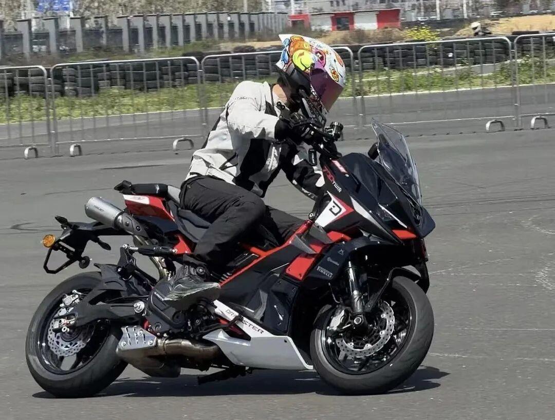 [大陆车讯]49,999元！Dragster 700 Twin实车解读：最牛的踏板，...9996|小老婆汽機車資訊網