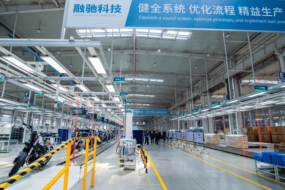[大陆车讯]跨越两轮与绿茵的深度携手，当易行时代遇上苏...2204|小老婆汽機車資訊網