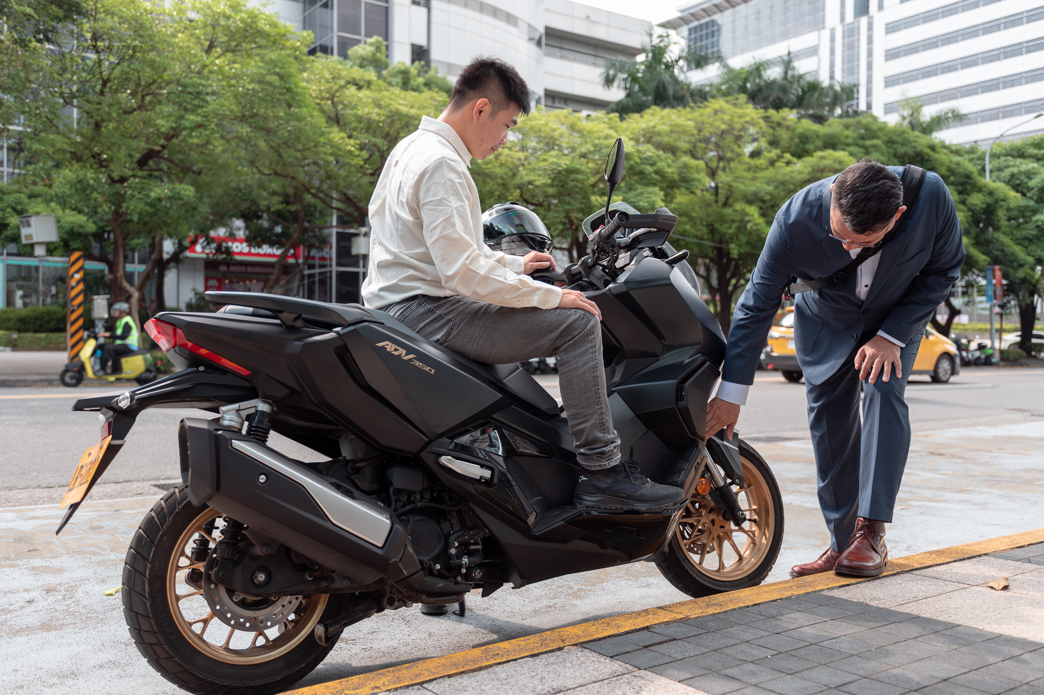 重機停車大解禁！HONDA Forza 350 / ADV 350 的全新通勤體驗2027|小老婆汽機車資訊網