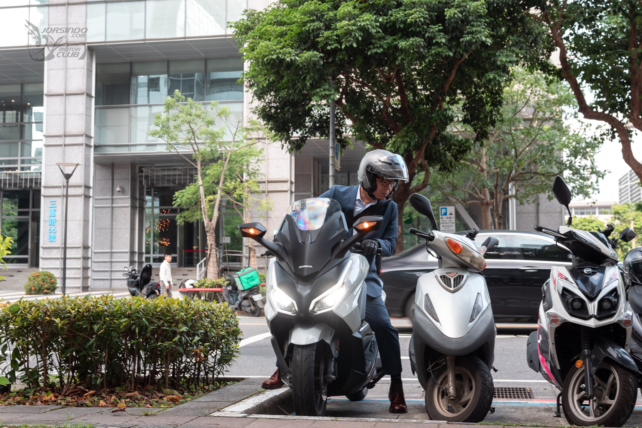 重機停車大解禁！HONDA Forza 350 / ADV 350 的全新通勤體驗217|小老婆汽機車資訊網
