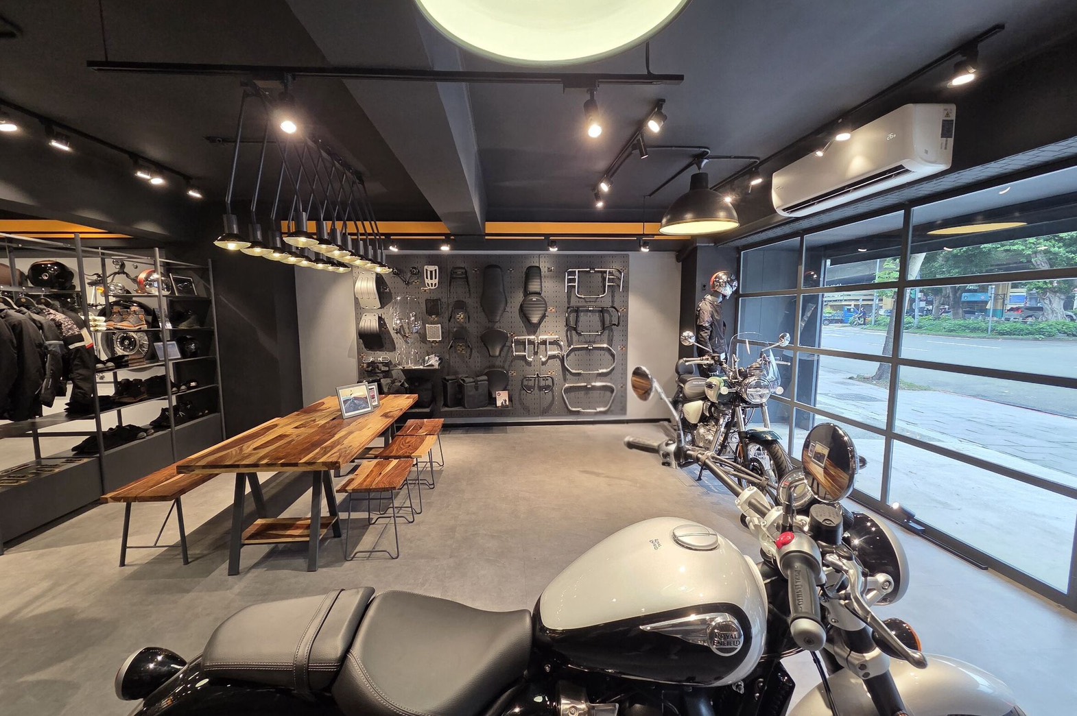 穿越時空的英倫文物！Royal Enfield Bullet / Classic / Meteor 350 試駕657|小老婆汽機車資訊網
