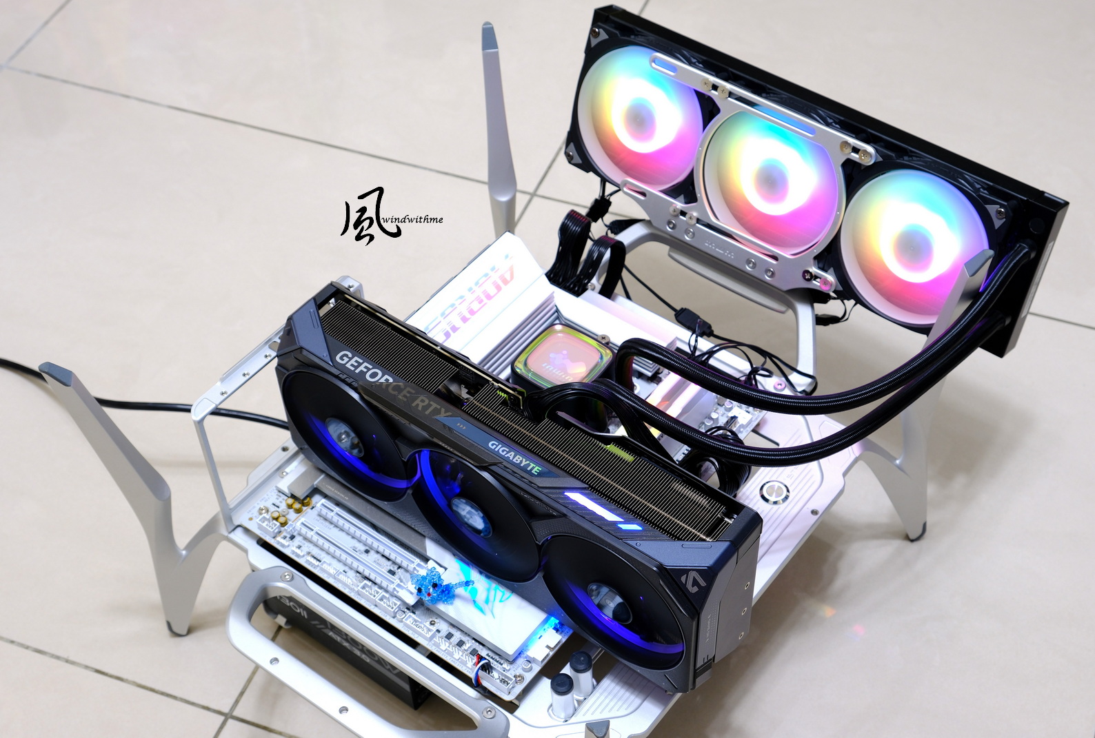 GIGABYTE 5080 GAMING OC搭載9800X3D實測DLSS 4.5遊戲與AI效能198|小老婆汽機車資訊網