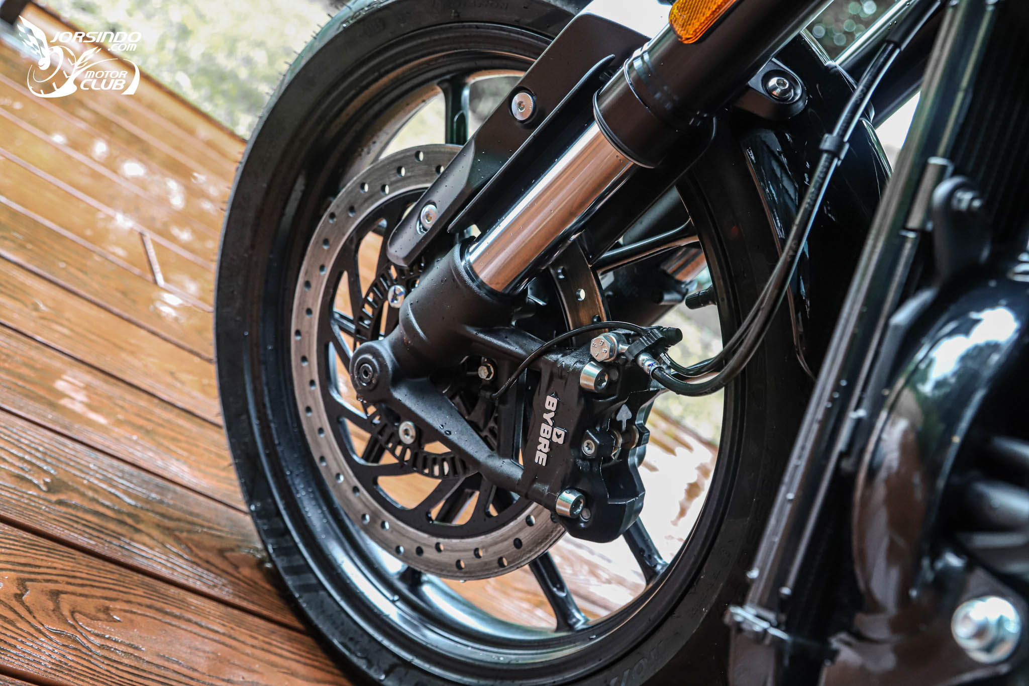 22 萬元有找！最帥的復古街車 Triumph Tracker / Thruxton 400 登場779|小老婆汽機車資訊網