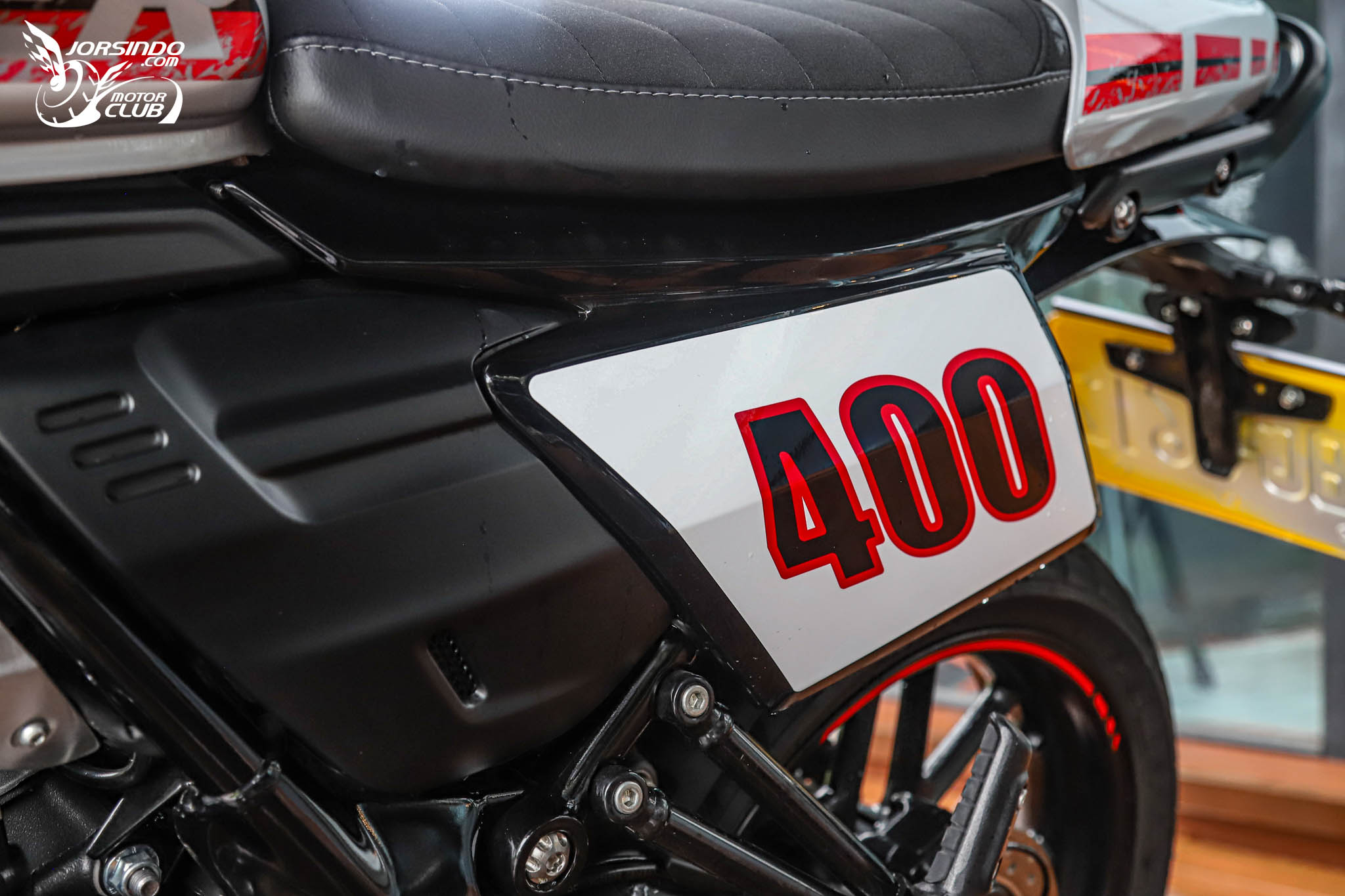 22 萬元有找！最帥的復古街車 Triumph Tracker / Thruxton 400 登場400|小老婆汽機車資訊網