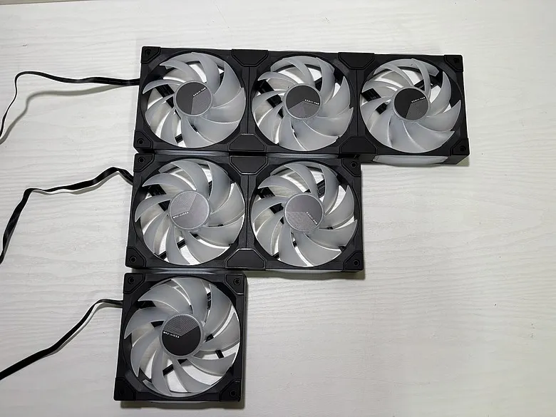 「厚度升級、風量更有感！」EZDIY-FAB BF12 ARGB PWM 一體式風扇1448|小老婆汽機車資訊網