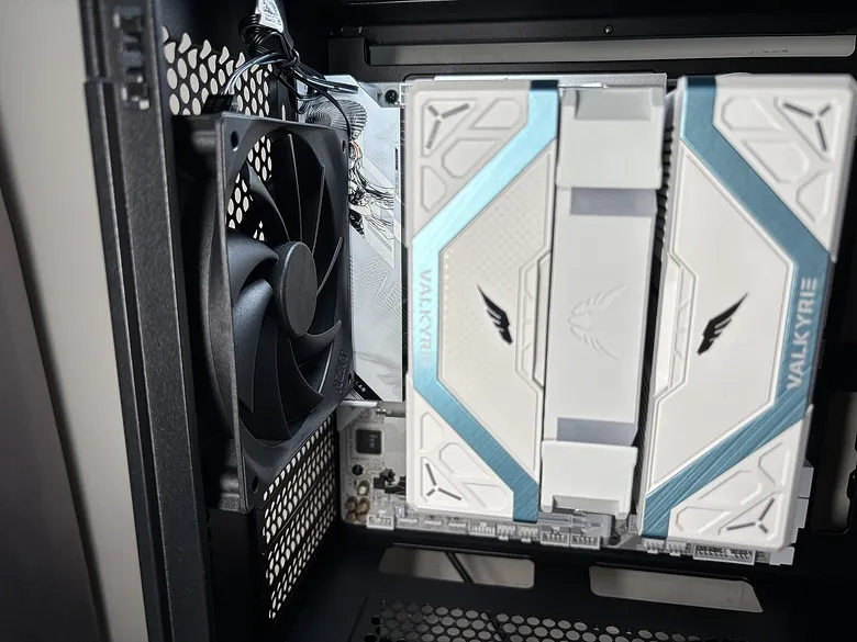 NZXT 恩傑 H3 Flow ft. EZDIY-FAB VH90 ARGB 通用式顯卡支架開箱8288|小老婆汽機車資訊網