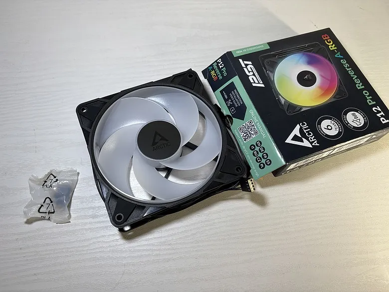 「視覺系玩家必備！」Arctic P12 Pro Reverse A-RGB 反向風扇開箱 ft. MX-71182|小老婆汽機車資訊網