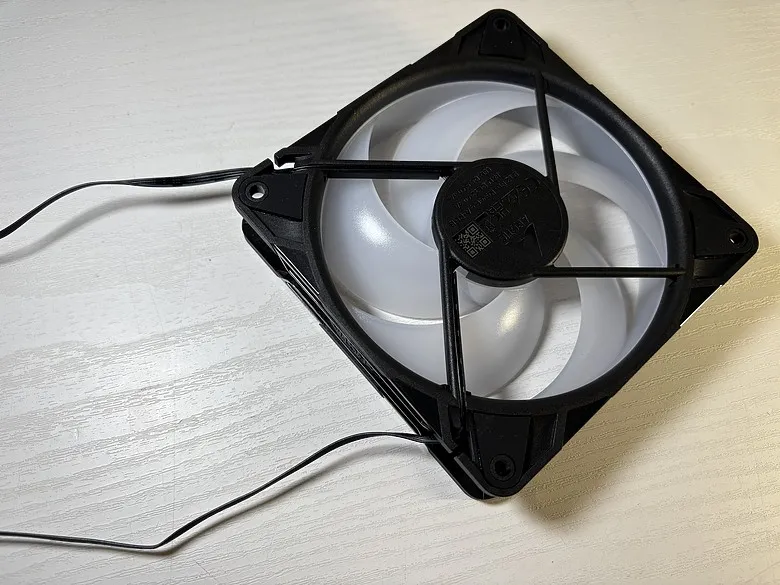 「視覺系玩家必備！」Arctic P12 Pro Reverse A-RGB 反向風扇開箱 ft. MX-78198|小老婆汽機車資訊網