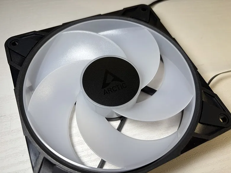「視覺系玩家必備！」Arctic P12 Pro Reverse A-RGB 反向風扇開箱 ft. MX-79579|小老婆汽機車資訊網