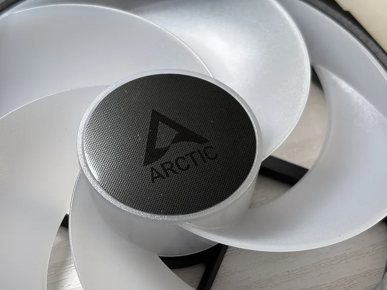 「視覺系玩家必備！」Arctic P12 Pro Reverse A-RGB 反向風扇開箱 ft. MX-78498|小老婆汽機車資訊網