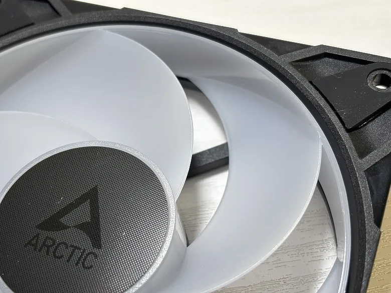 「視覺系玩家必備！」Arctic P12 Pro Reverse A-RGB 反向風扇開箱 ft. MX-78589|小老婆汽機車資訊網