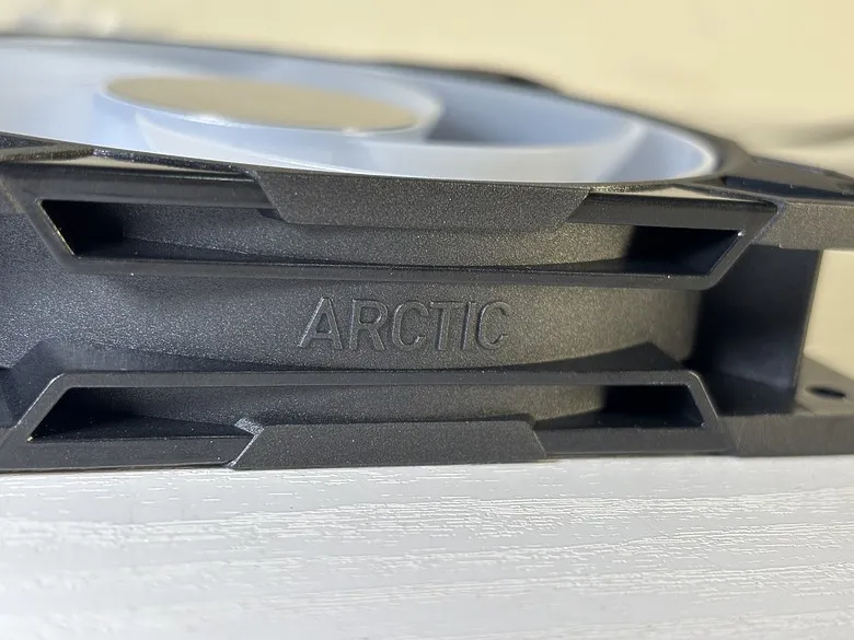 「視覺系玩家必備！」Arctic P12 Pro Reverse A-RGB 反向風扇開箱 ft. MX-72769|小老婆汽機車資訊網