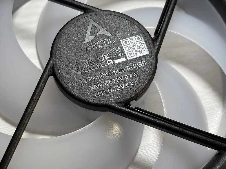 「視覺系玩家必備！」Arctic P12 Pro Reverse A-RGB 反向風扇開箱 ft. MX-71802|小老婆汽機車資訊網