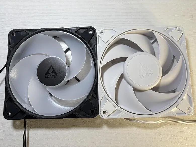 「視覺系玩家必備！」Arctic P12 Pro Reverse A-RGB 反向風扇開箱 ft. MX-7304|小老婆汽機車資訊網
