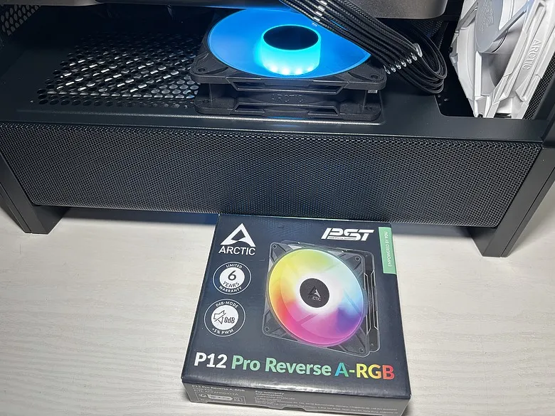 「視覺系玩家必備！」Arctic P12 Pro Reverse A-RGB 反向風扇開箱 ft. MX-71835|小老婆汽機車資訊網
