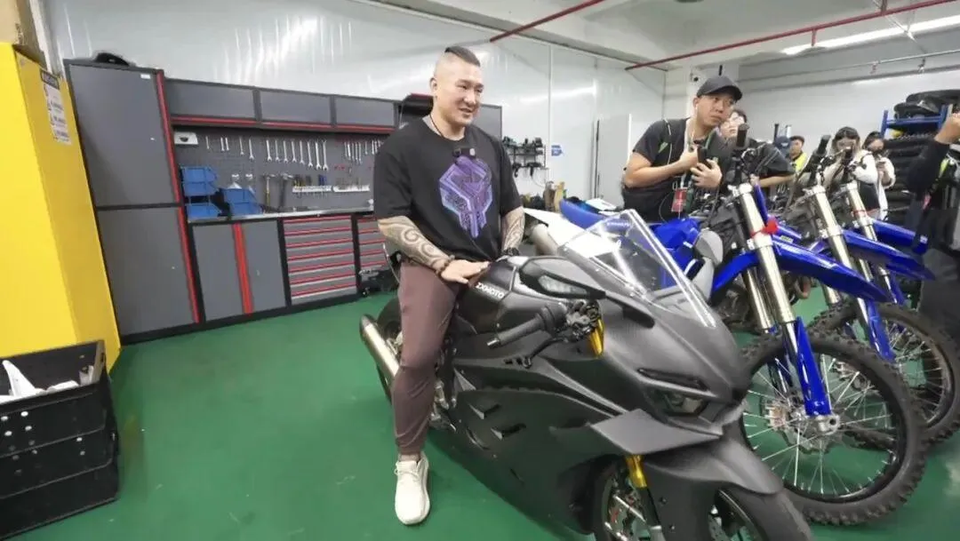 [大陆车讯]馆长拜访张雪！820RR-RS首次曝光，售价或超10万1310|小老婆汽機車資訊網