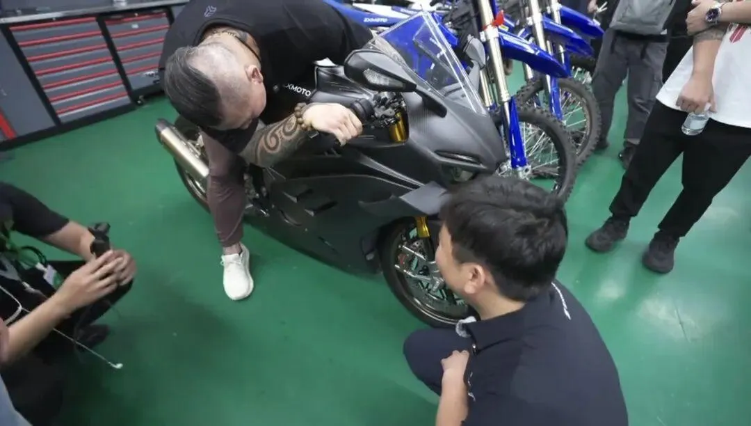 [大陆车讯]馆长拜访张雪！820RR-RS首次曝光，售价或超10万9055|小老婆汽機車資訊網