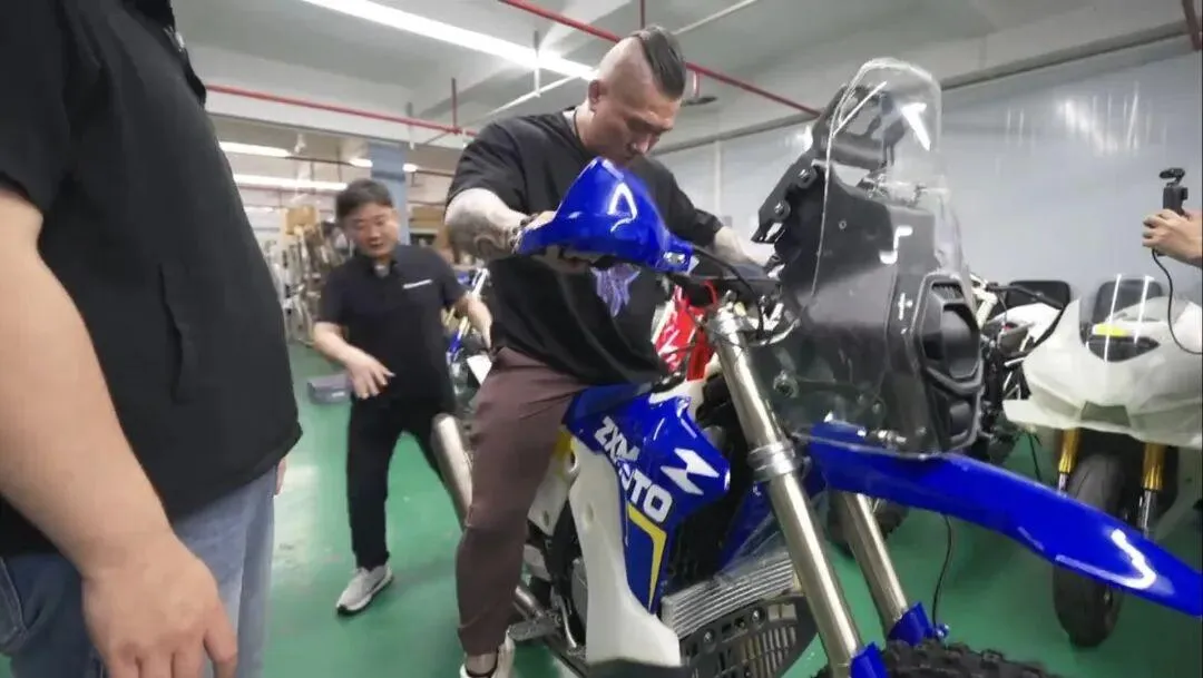 [大陆车讯]馆长拜访张雪！820RR-RS首次曝光，售价或超10万8643|小老婆汽機車資訊網