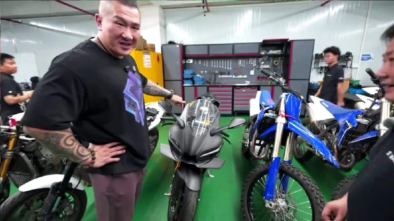 [大陆车讯]馆长拜访张雪！820RR-RS首次曝光，售价或超10万2316|小老婆汽機車資訊網