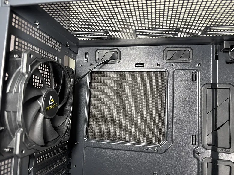 「拒絕光污染的逆襲！」Antec 安鈦克 P7 S 靜音機殼開箱125|小老婆汽機車資訊網
