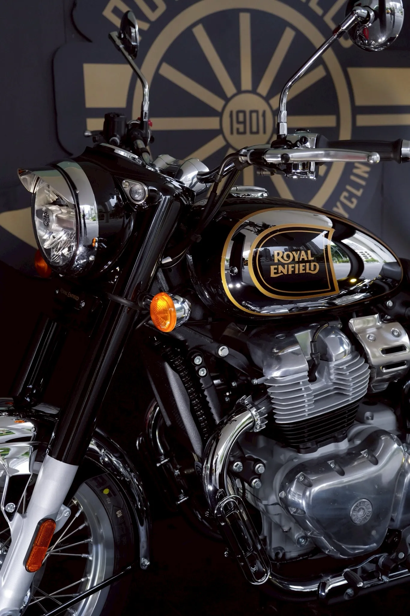 Royal Enfield Meteor 350 新色首發 極光紅限時進駐林口三井！3820|小老婆汽機車資訊網