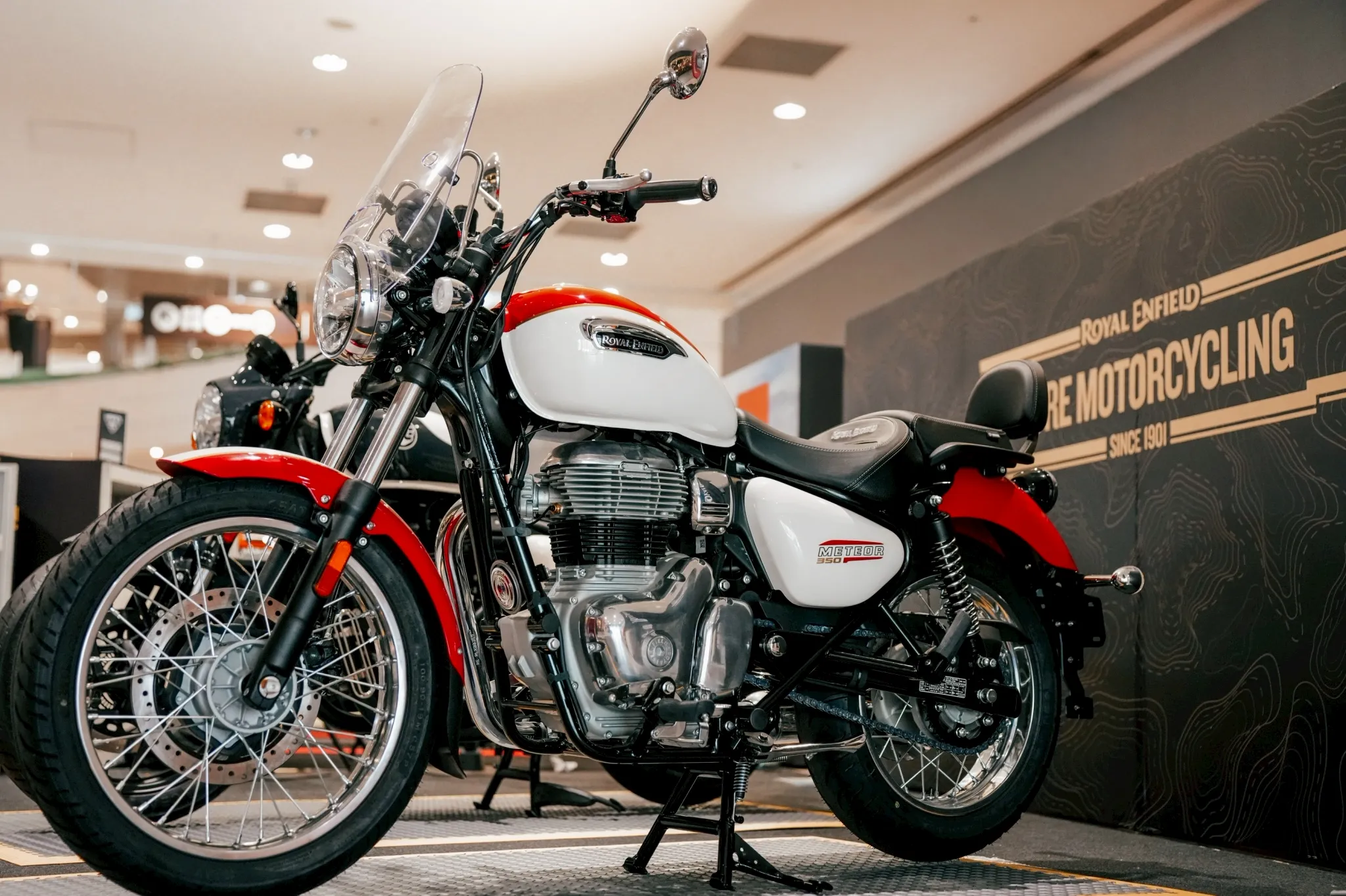 Royal Enfield Meteor 350 新色首發 極光紅限時進駐林口三井！7438|小老婆汽機車資訊網