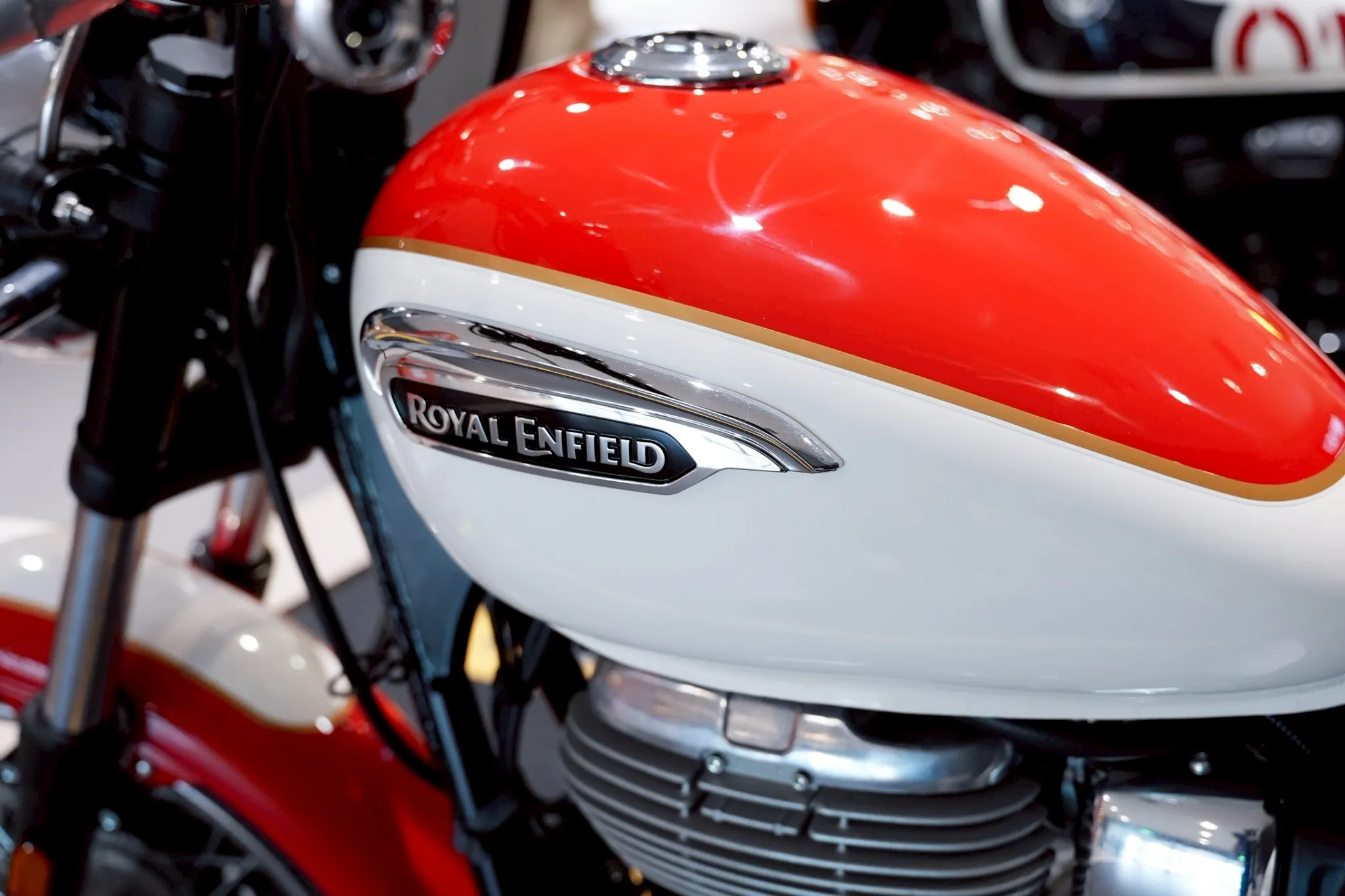 Royal Enfield Meteor 350 新色首發 極光紅限時進駐林口三井！8870|小老婆汽機車資訊網