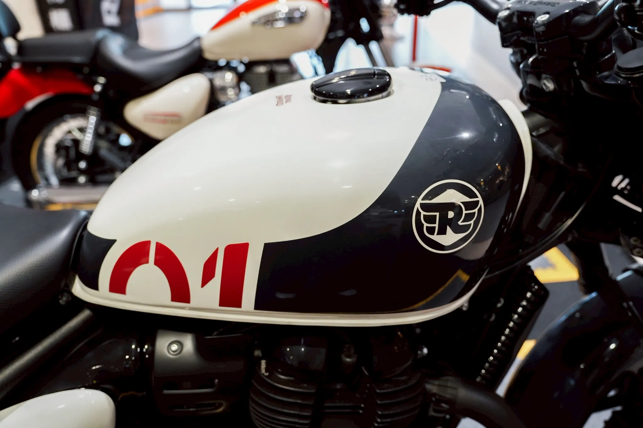 Royal Enfield Meteor 350 新色首發 極光紅限時進駐林口三井！6181|小老婆汽機車資訊網