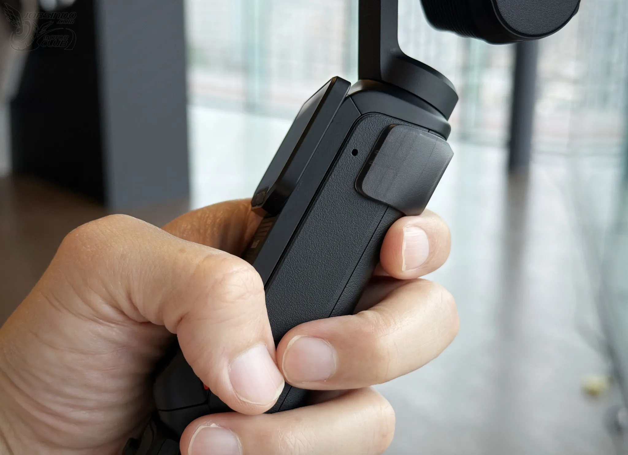 Insta360 Luna Ultra 台灣快速預覽：徠卡旗艦雲台相機，六月中開賣!2630|Insta360 Luna Ultra,Insta360,Insta360 Luna,雲台相機,運動相機小老婆汽機車資訊網