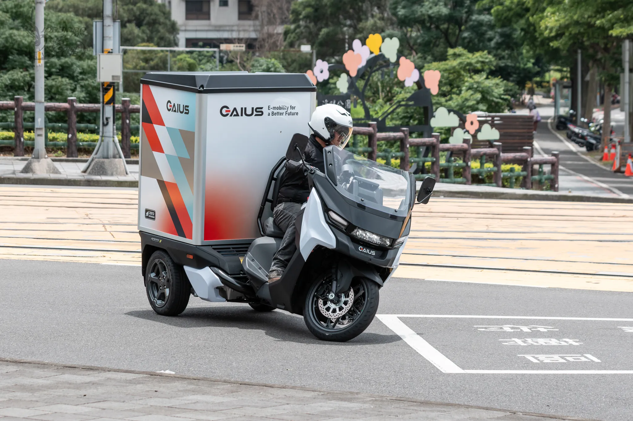 蓋亞 Rapide3 電動三輪車 載重 200kg 還能鑽巷弄的白牌速克達2040|小老婆汽機車資訊網