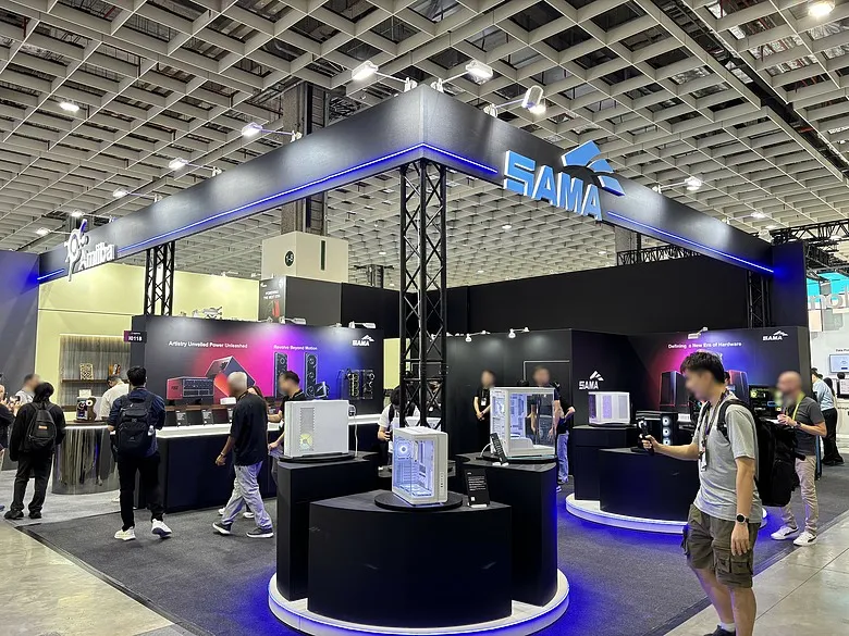 【COMPUTEX 2026】鋼鐵狂熱與靜謐之詩，SAMA 攜手全新子品牌 Amiiba3298|小老婆汽機車資訊網