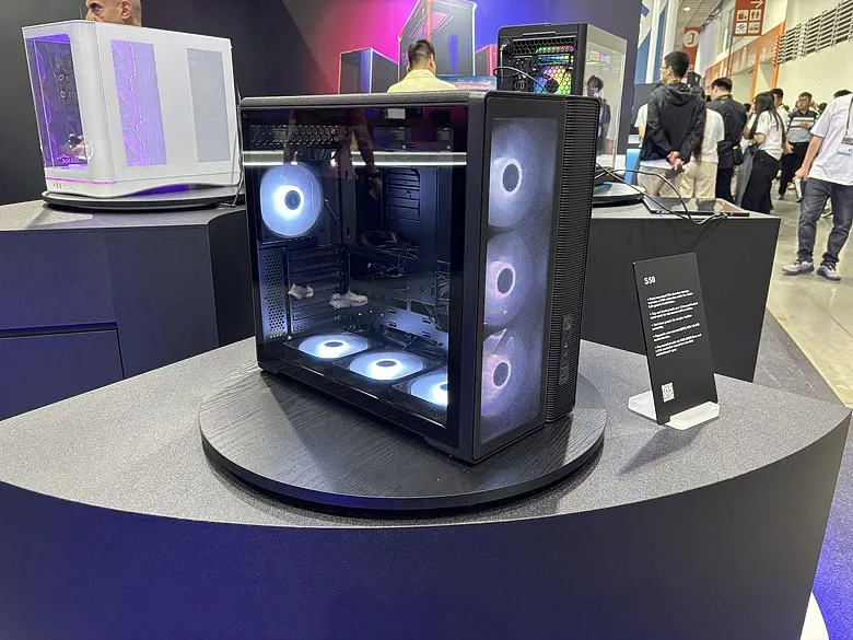 【COMPUTEX 2026】鋼鐵狂熱與靜謐之詩，SAMA 攜手全新子品牌 Amiiba4466|小老婆汽機車資訊網