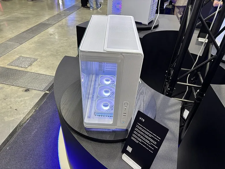 【COMPUTEX 2026】鋼鐵狂熱與靜謐之詩，SAMA 攜手全新子品牌 Amiiba300|小老婆汽機車資訊網