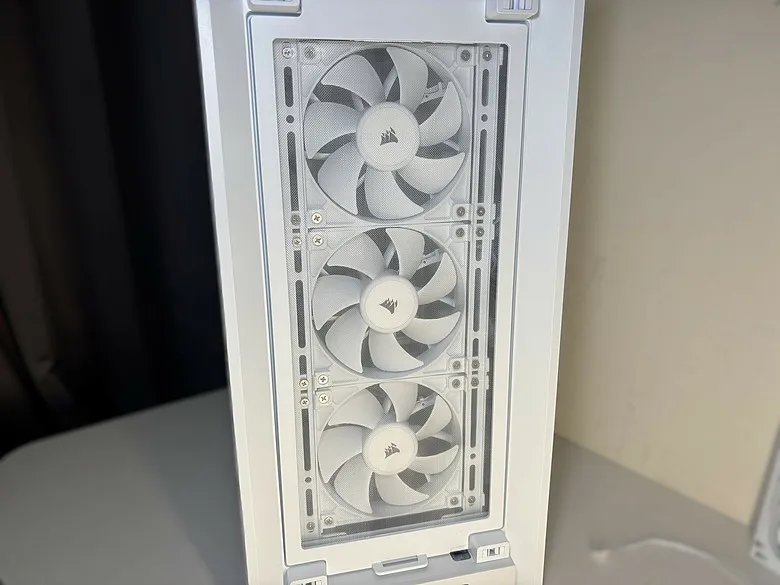 「留白，是為了映照硬體的俐落」CORSAIR 海盜船 FRAME 4000X RS WHITE2561|小老婆汽機車資訊網