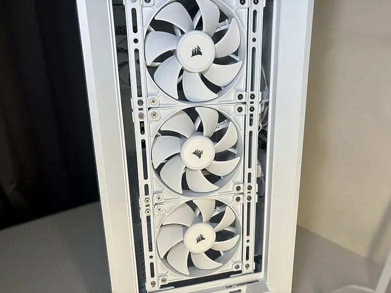 「留白，是為了映照硬體的俐落」CORSAIR 海盜船 FRAME 4000X RS WHITE5524|小老婆汽機車資訊網