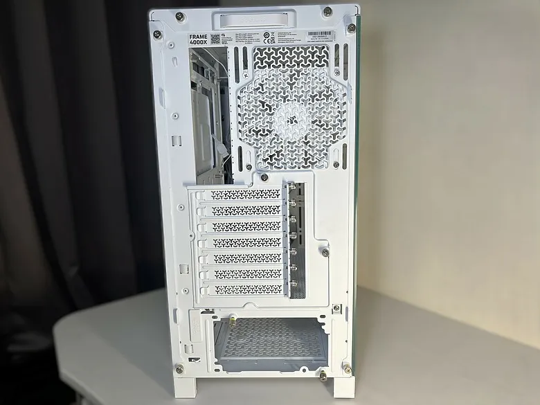 「留白，是為了映照硬體的俐落」CORSAIR 海盜船 FRAME 4000X RS WHITE5382|小老婆汽機車資訊網