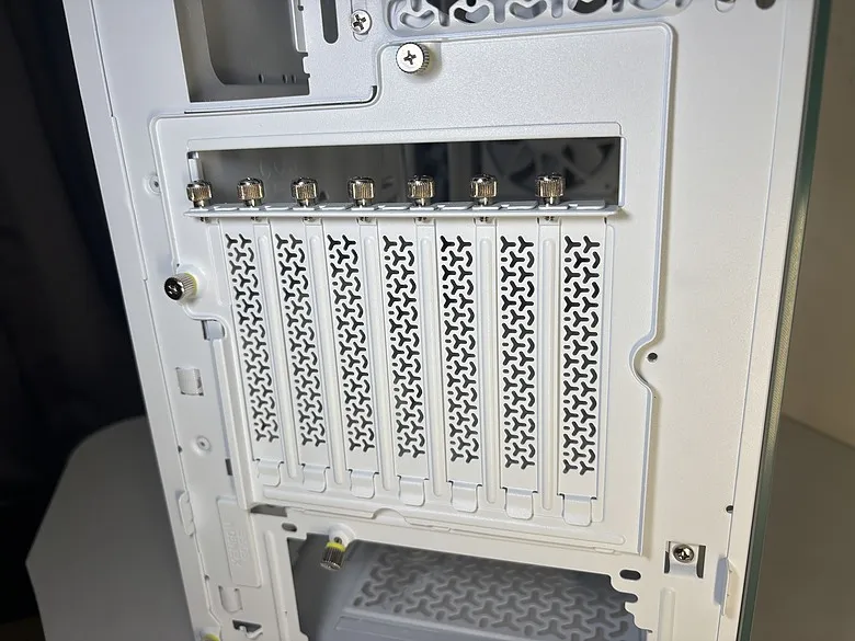 「留白，是為了映照硬體的俐落」CORSAIR 海盜船 FRAME 4000X RS WHITE7654|小老婆汽機車資訊網