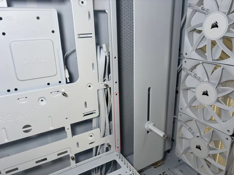 「留白，是為了映照硬體的俐落」CORSAIR 海盜船 FRAME 4000X RS WHITE2091|小老婆汽機車資訊網