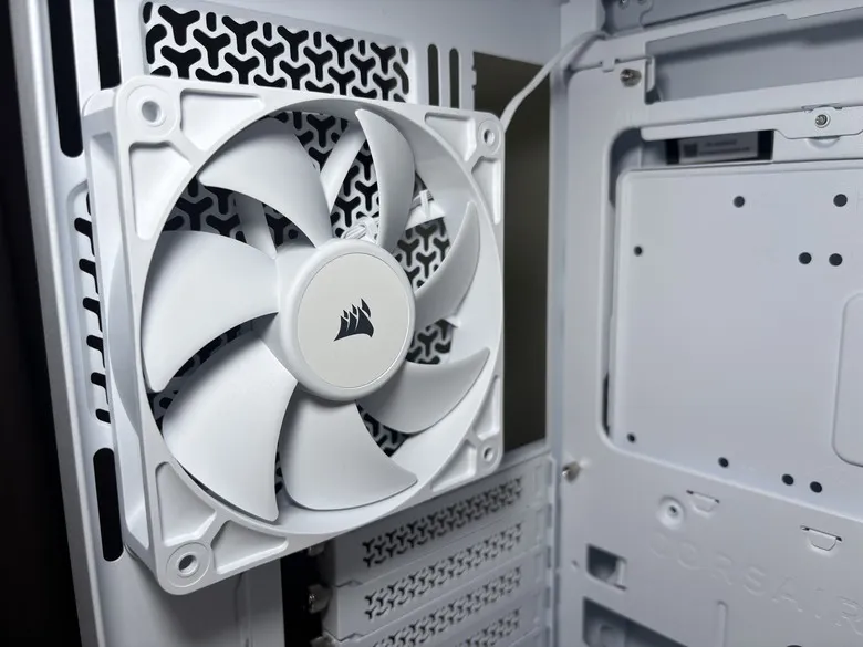 「留白，是為了映照硬體的俐落」CORSAIR 海盜船 FRAME 4000X RS WHITE2791|小老婆汽機車資訊網