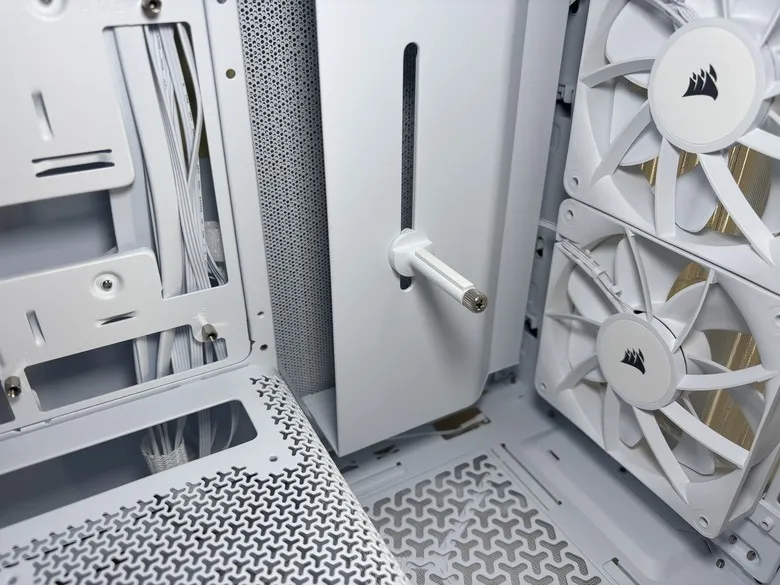 「留白，是為了映照硬體的俐落」CORSAIR 海盜船 FRAME 4000X RS WHITE4406|小老婆汽機車資訊網
