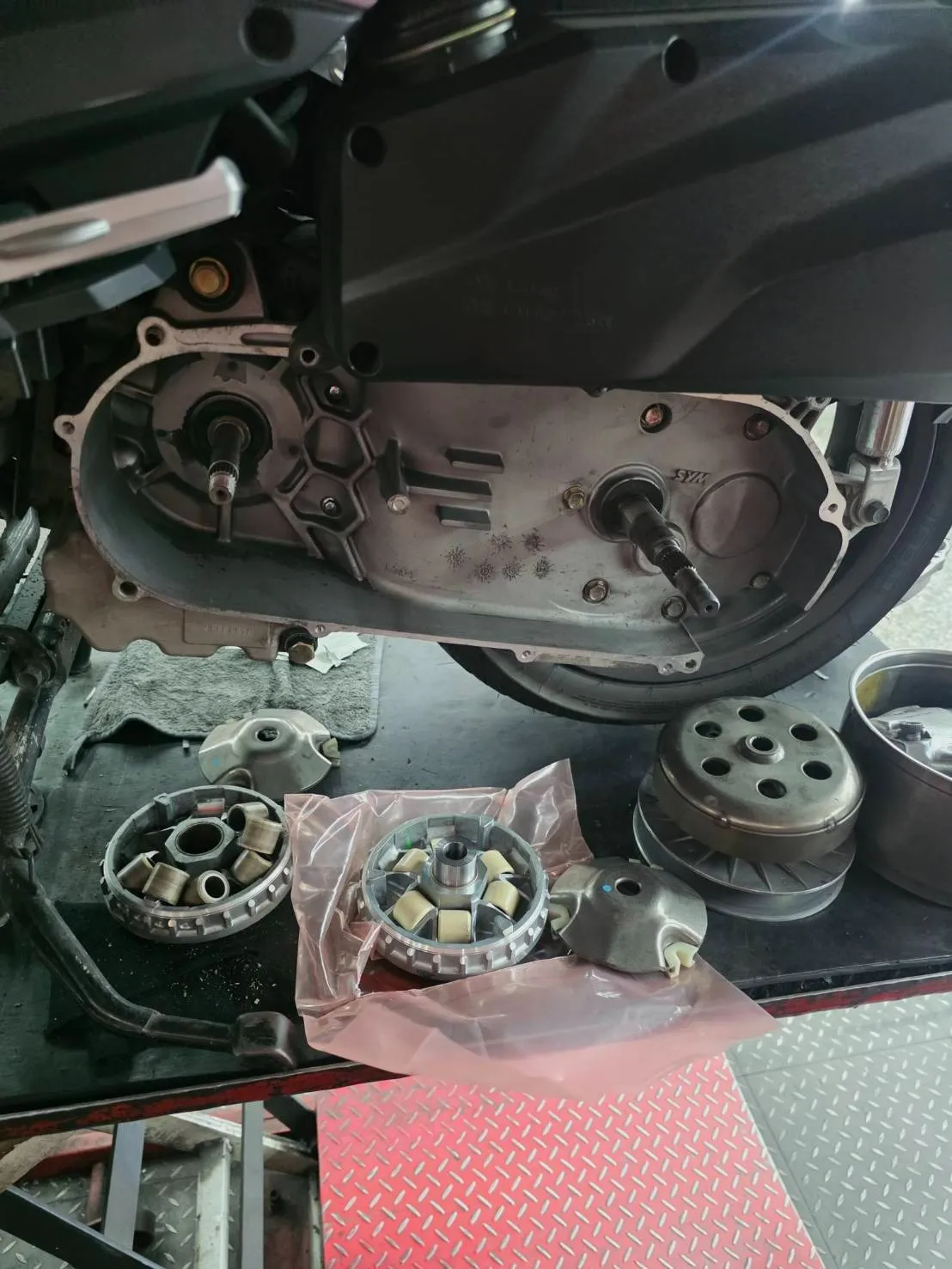 SYM GTS300i 水泵漏水維修紀錄 &amp; 傳動整理7103|小老婆汽機車資訊網