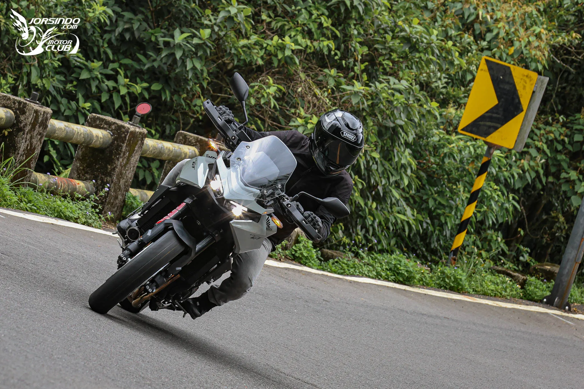 Honda CB1000GT 旅跑試駕｜跑車引擎、電子懸吊，CB 族系配備天花板7829|小老婆汽機車資訊網