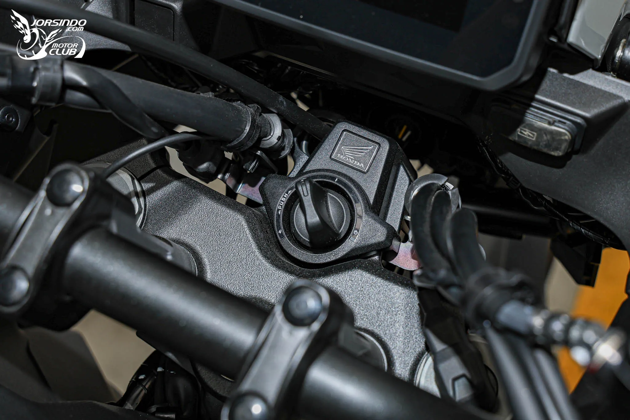 Honda CB1000GT 旅跑試駕｜跑車引擎、電子懸吊，CB 族系配備天花板6875|小老婆汽機車資訊網