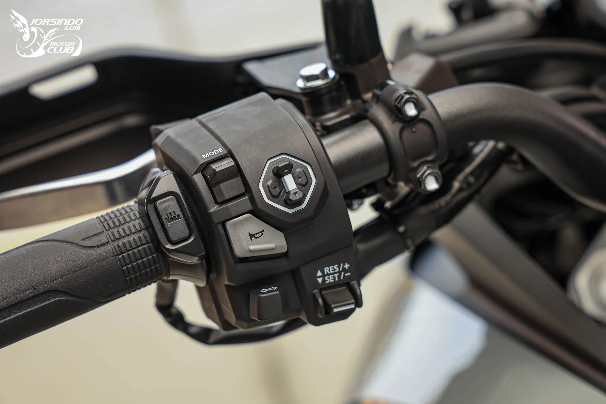 Honda CB1000GT 旅跑試駕｜跑車引擎、電子懸吊，CB 族系配備天花板2958|小老婆汽機車資訊網